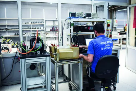 Elektronik ve mekatronik test ortamında çalışan A GROUP mühendisi